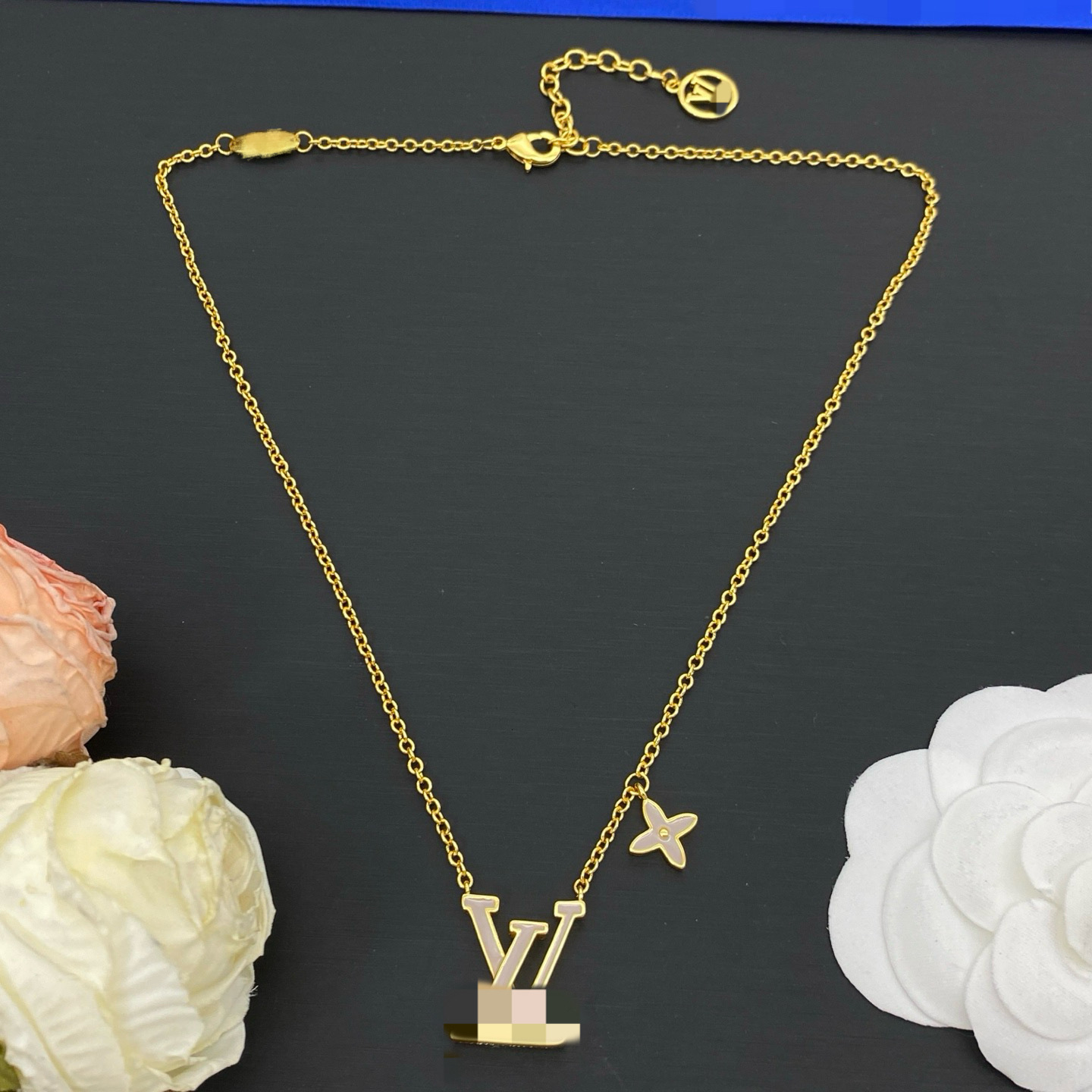 jewellery designer for women V letter pearl necklace and bracelet set light luxury French fashion versatile accessory for daily wear