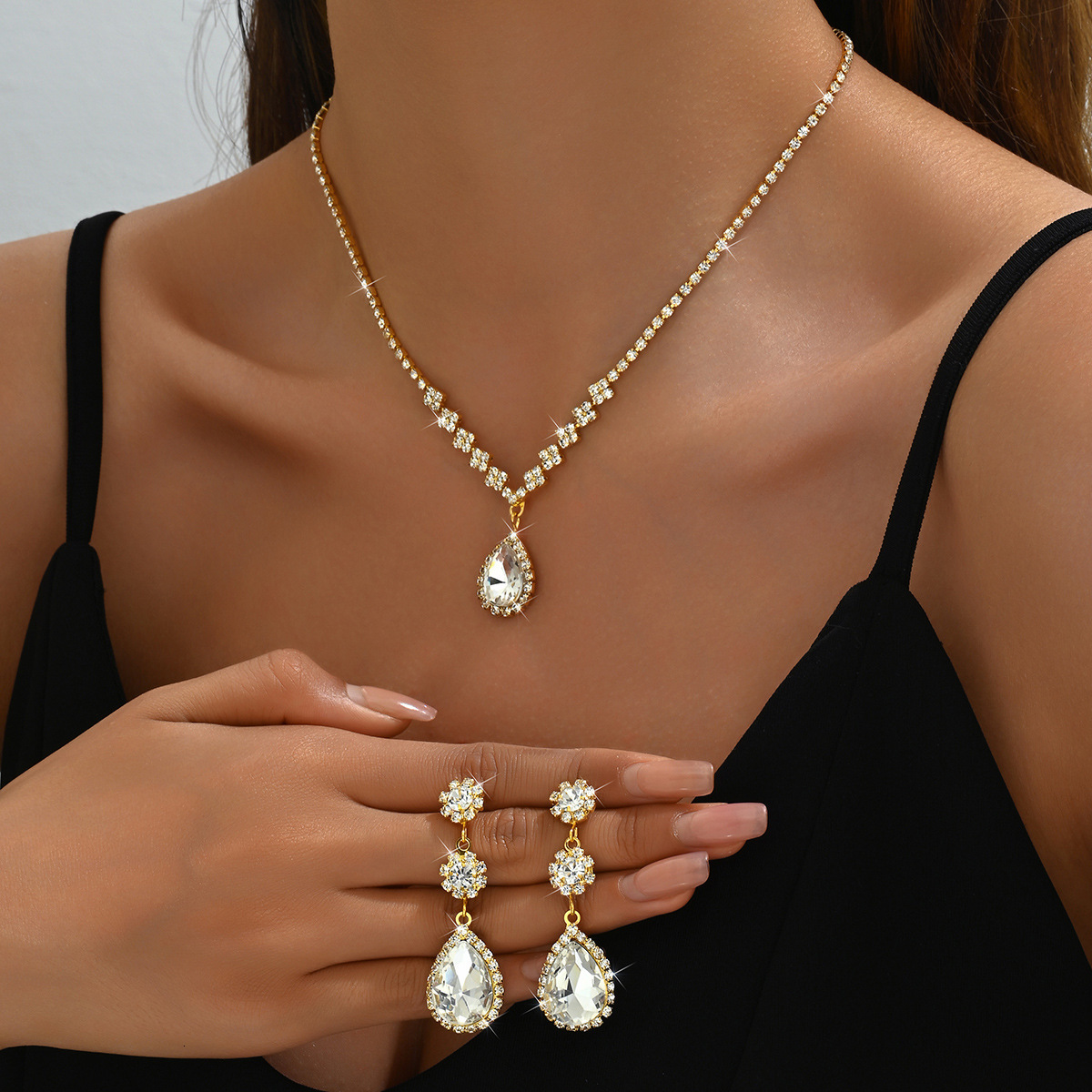 best-selling teardrop necklace earring set, luxurious clavicle chain with a high-end and elegant design, available for wholesale