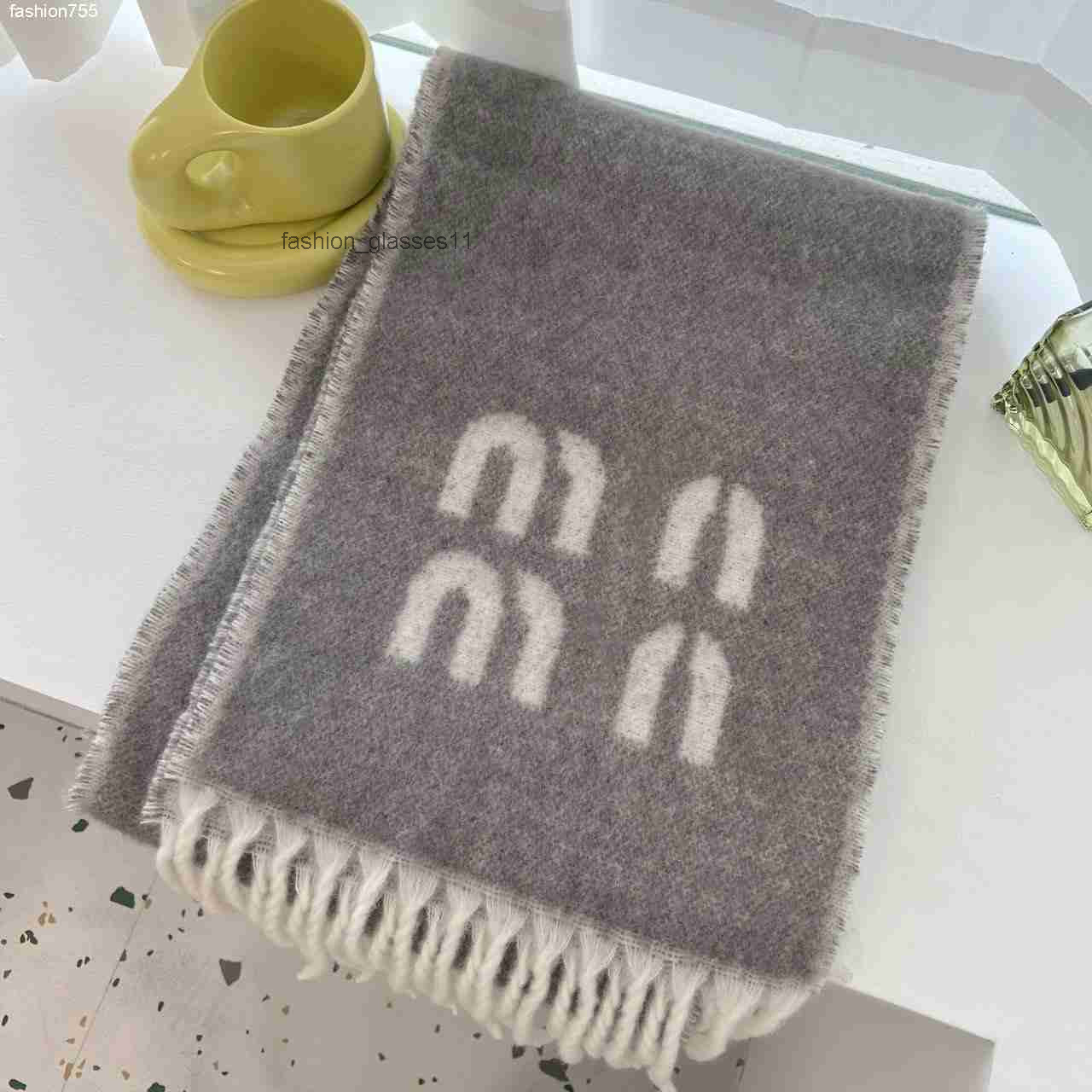 Womens Scarves luxury designer scarf winter knitted warm cashmere fashion letter scarf autumn and winter womens versatile neck scarf comfortable D26