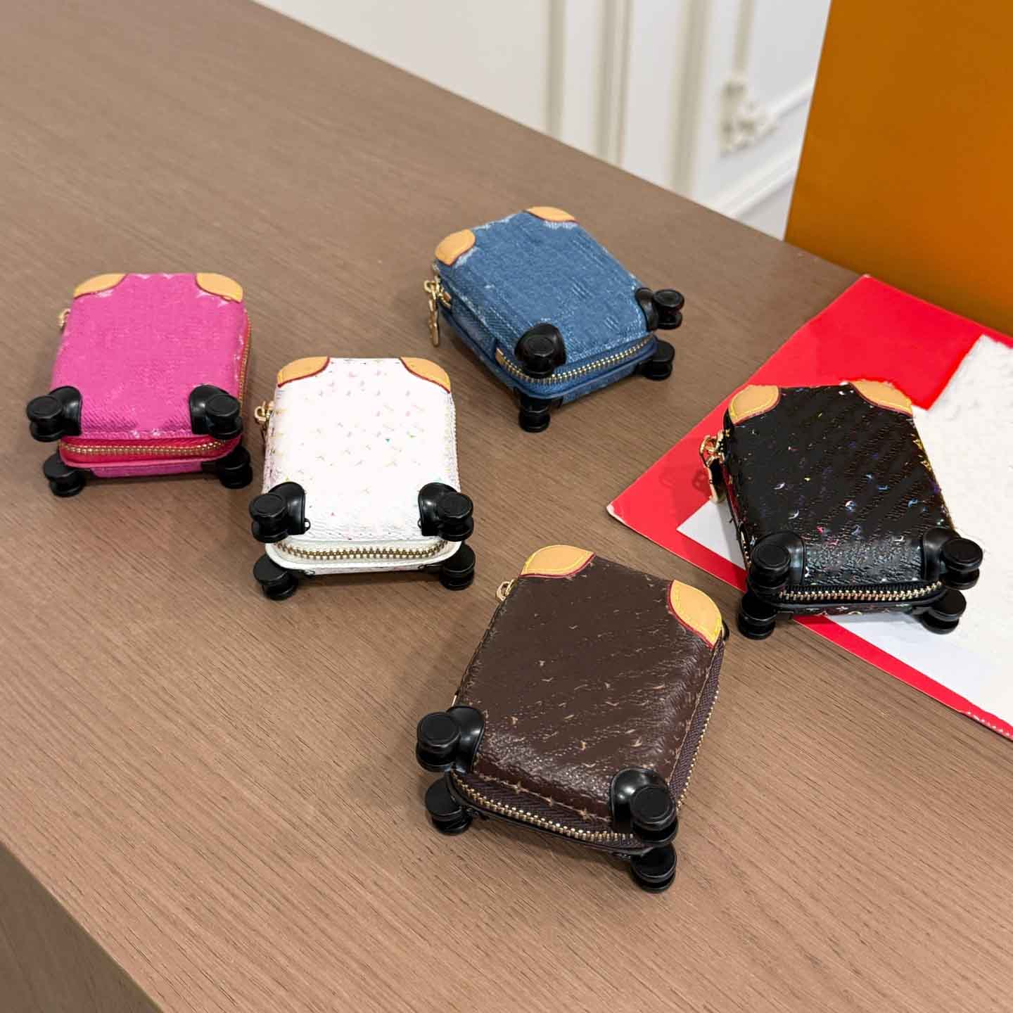 2027 Mens Womens Luxury Designer New Coin Wallet Key Chain Pendant Earphone Bag And Other Small Items