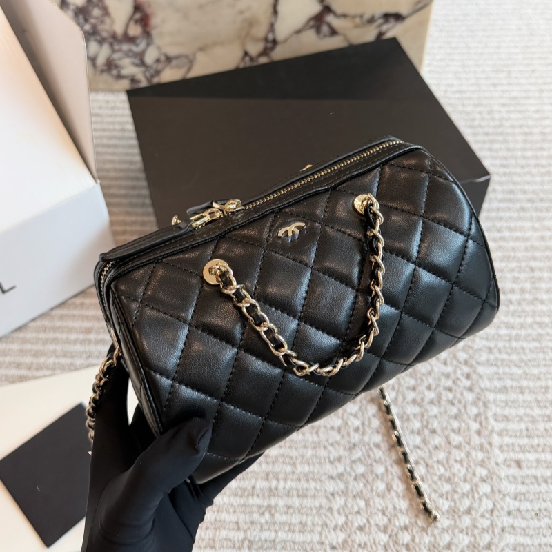 Classic 25P bowling bag, quilted lambskin with gold hardware, small cylindrical shape, just the right capacity, chain shoulder strap + handle design