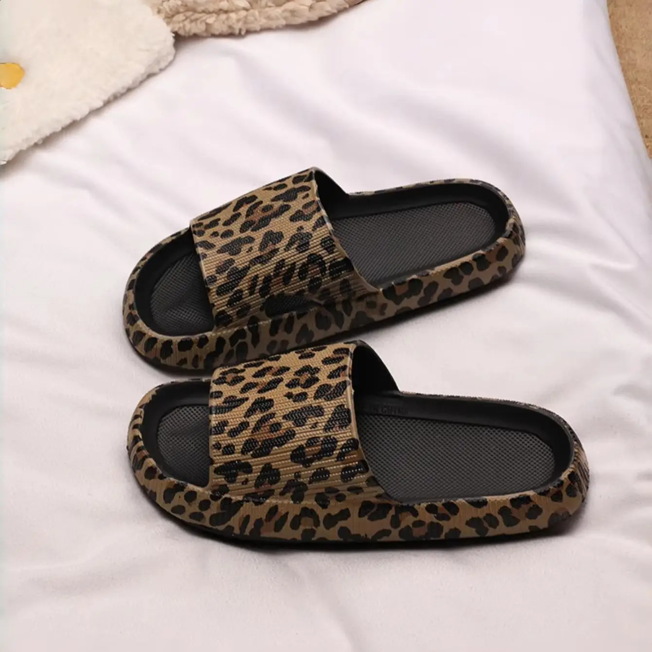 Spring and Summer Eva Soft Thick-Soled Comfortable and Fashionable Leopard Print Slippers for Men and Women Suitable for Indoor Bathroom Outdoor and