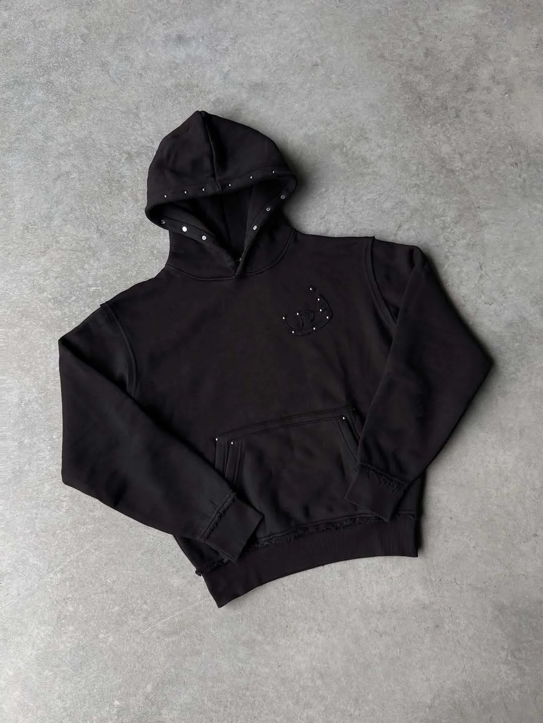 American street casual fashion hoodies for men and women with metal decorative embroidery patterns in autumn and winter fashion. 260918