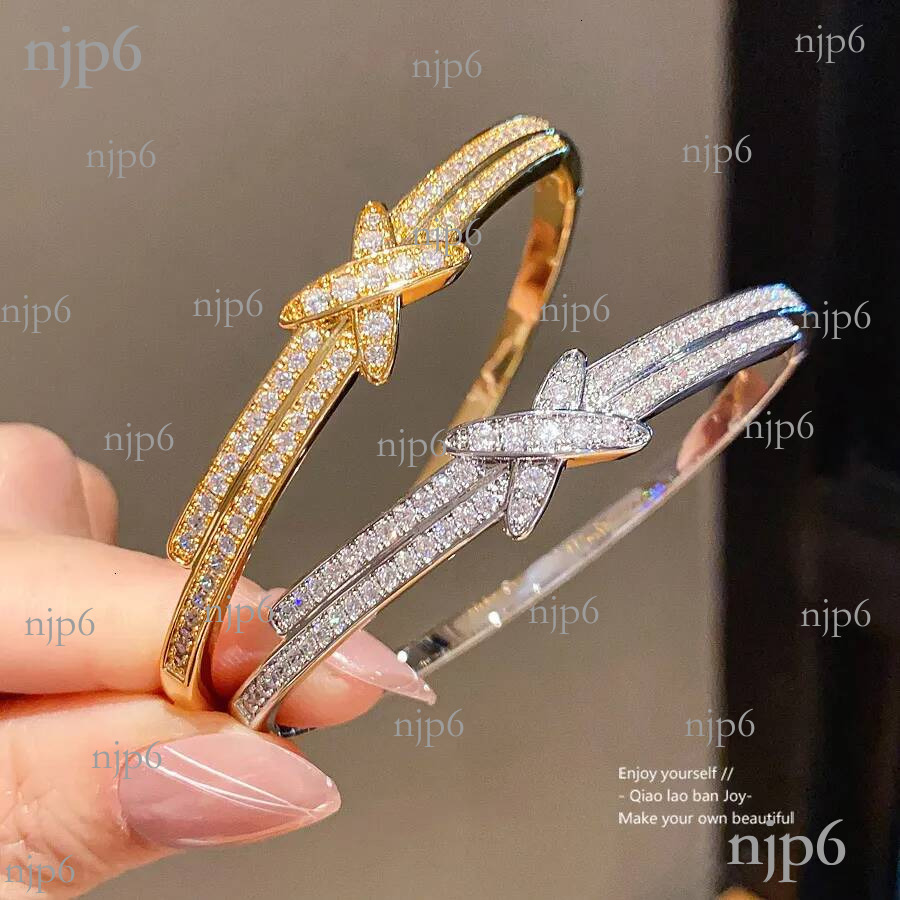 2026 Designers' 18K Real Gold Plated Zircon Cross Clasp Bracelet For Women, New Vintage Style, Elegant And Luxurious Accessory