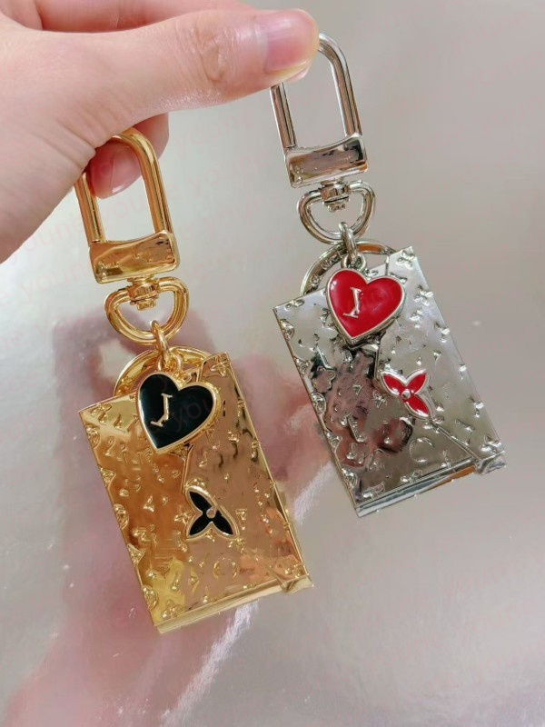 Designer V Envelope Shape Metal Keychain Love Heart Letter Bag Charm Monogram Pattern Car Key Ring Couple Pendant Valentine Gift for Women