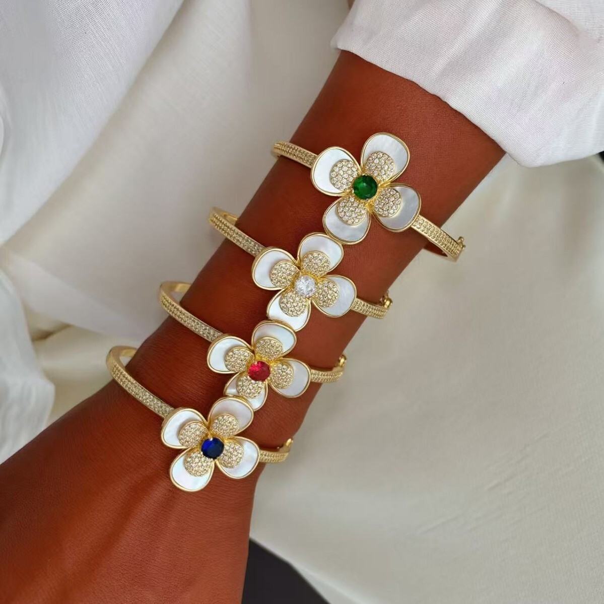 Luxurious Designer Retro And Gentle Style Shell Four-flower Set With Zirconia Red, Blue And Green Bracelet And Ring - Elegant And Luxurious, Versati
