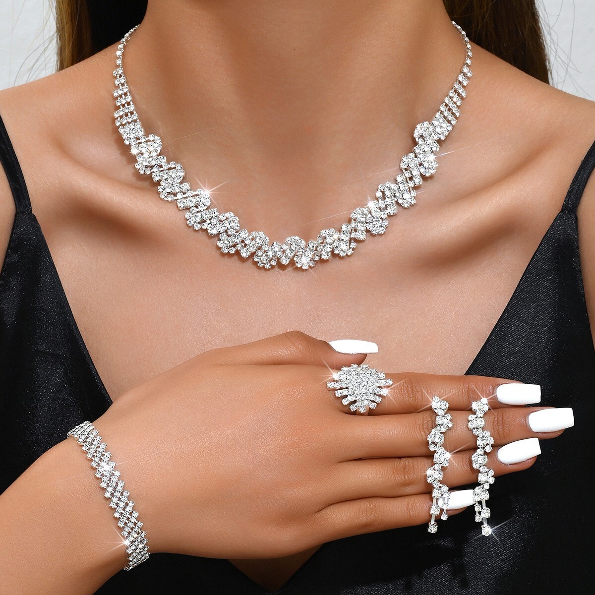 's best-selling shiny jewelry: European and American niche diamond-encrusted high-end necklaces, light luxury temperament necklace four-piece s