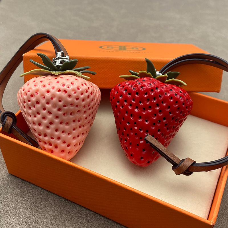 Luxury Accessories New Fashionable Strawberry Pendant Temperament Light Luxury Keychain Cute Accessories Niche Design Sweet and Fresh