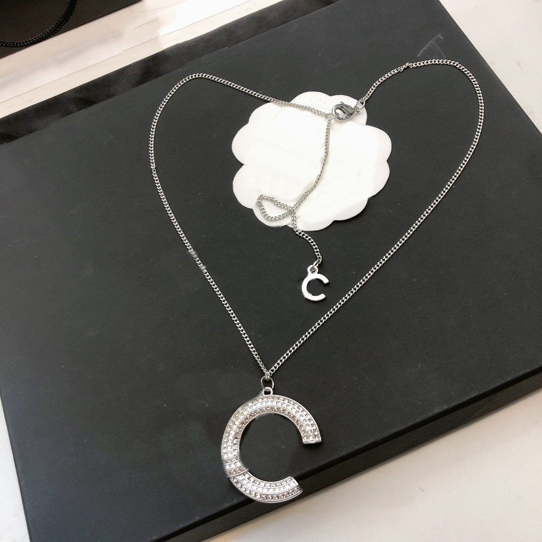 Designer Pendant Necklaces C Chokers Luxury Internet celebrity Women Fashion Jewelry Metal leather Pearl Hip hop Style Heavy Pendant CC ghkjh54