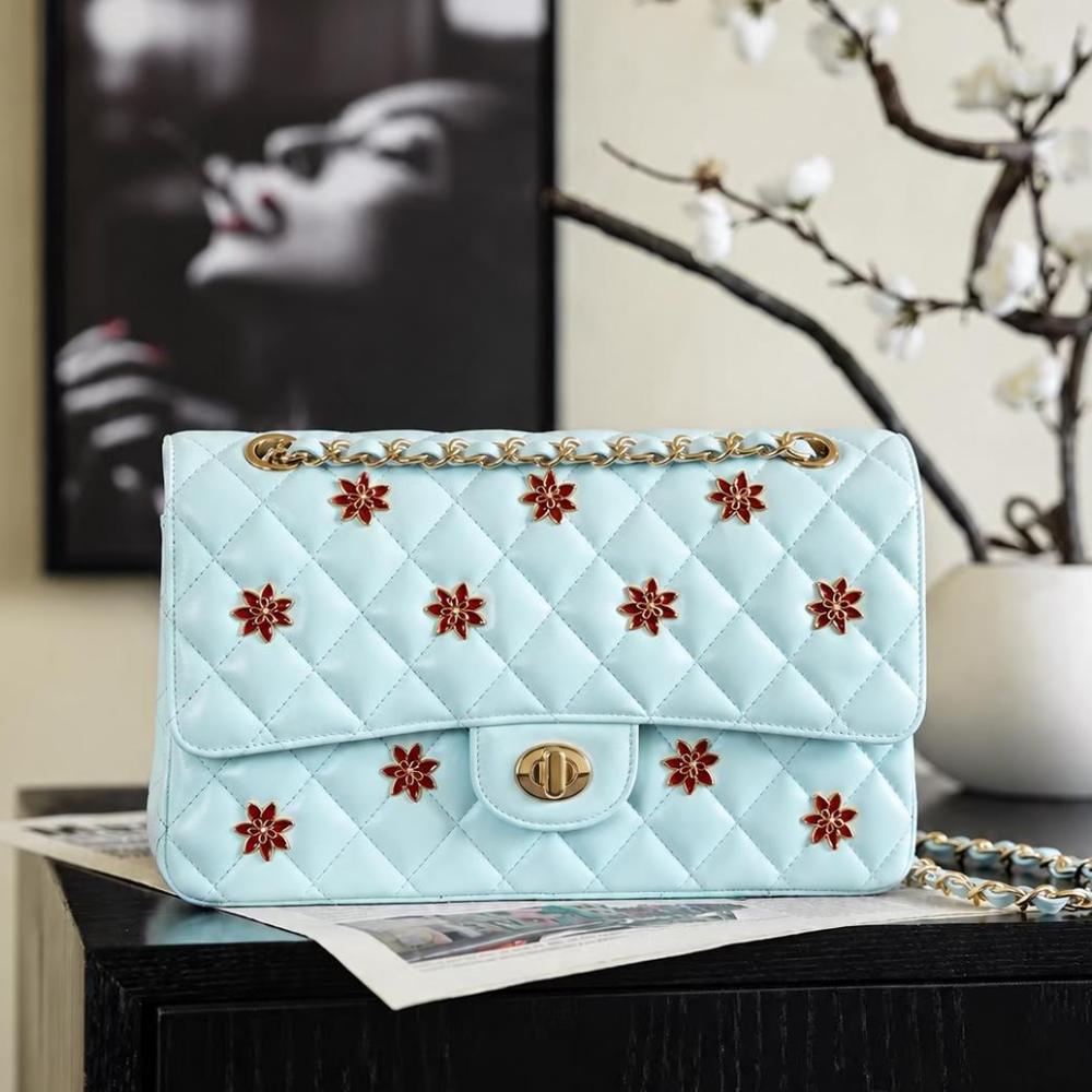 Flap Shoulder Bag Vintage-Inspired Quilted Leather Floral Emblem Chain Crossbody Purse for Shopping and Dates Top-Tier Designer New Arrival
