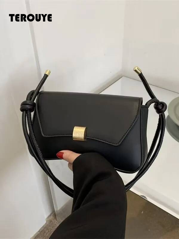 Autumn Fashion Stylish And Unique One Shoulder Niche Design Casual Minimalist Baguette Bag