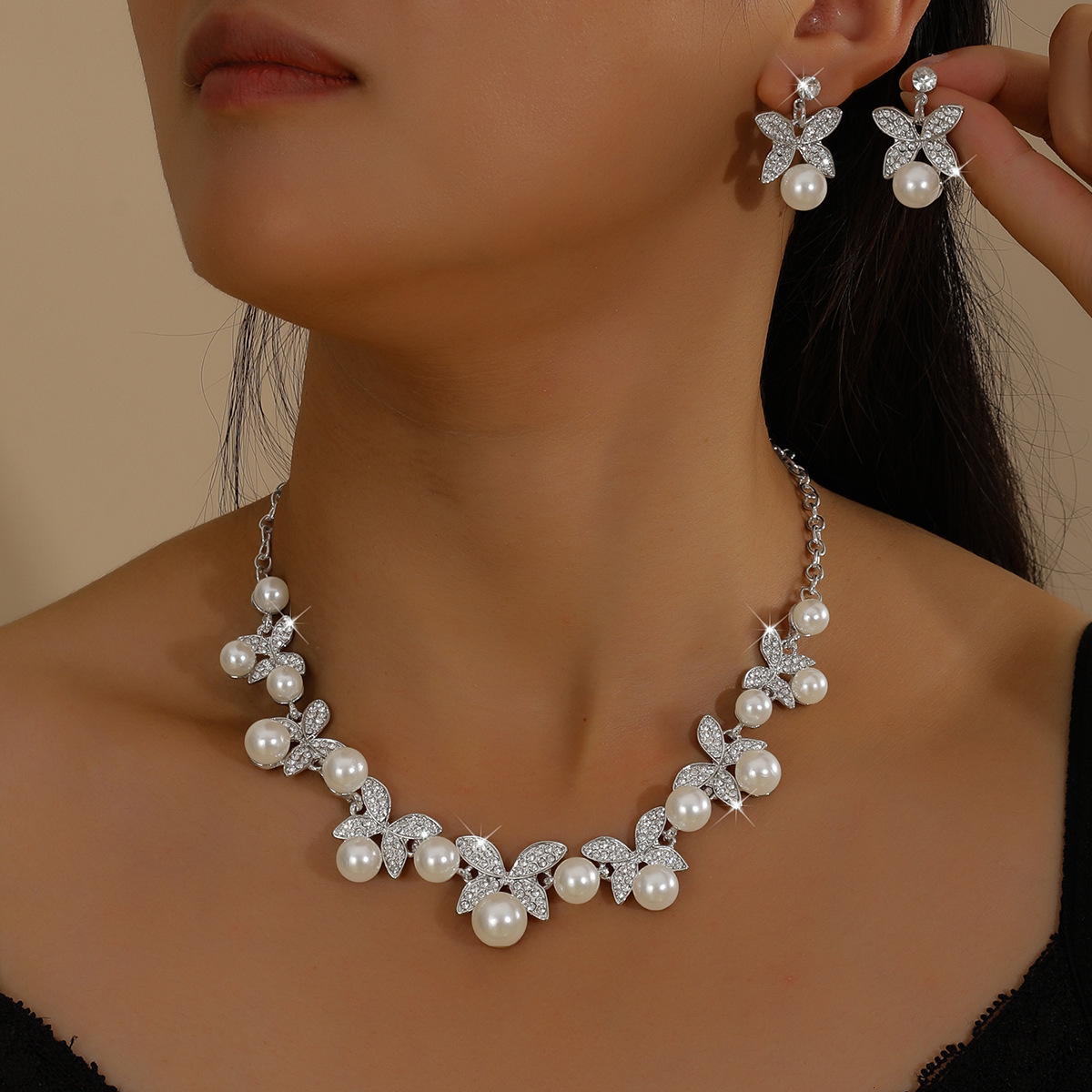 High-end light luxury butterfly diamond-embellished pearl necklace and earring set, elegant collarbone chain, versatile court-style jewelry for wome