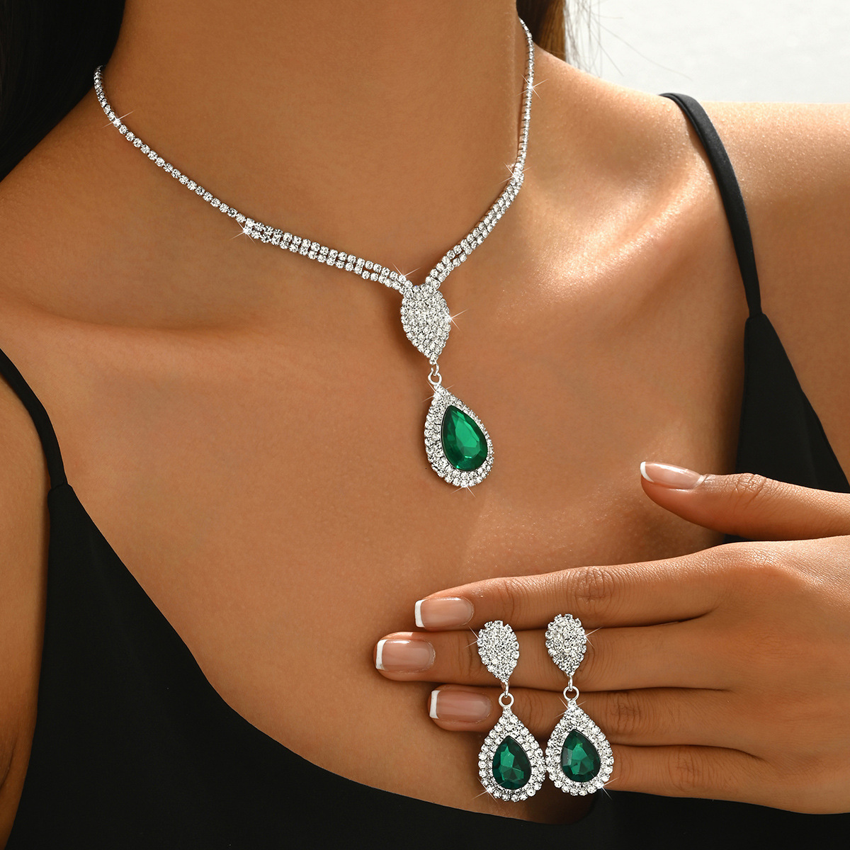 2026 fashionable elegant teardrop pendant, light luxury design, niche trendy set, versatile for autumn and winter, wholesale