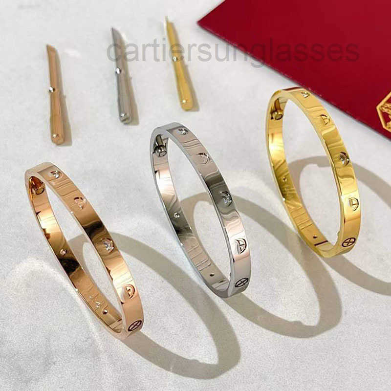 Luxury jewelry designer bracelet for women Classic stylish exquisite and elegant simple and romantic The ideal gift for Valentine Day and weddings G