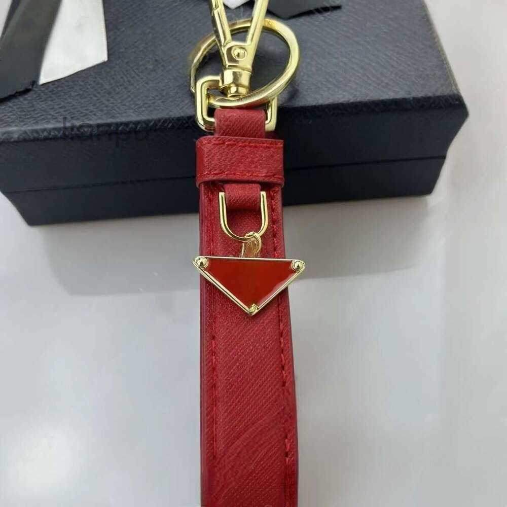 Leather chain Mens designer Bag Charm Luxury Keyring for Women Car Keychains Stainless Steel Classic pink black blue red Fashion Key Rings quality