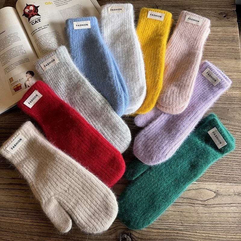 Solid-color knitted gloves, winter collection women, 2026 new style, with added fleece lining warmth, windproof, cold-resistant, suitable for studen