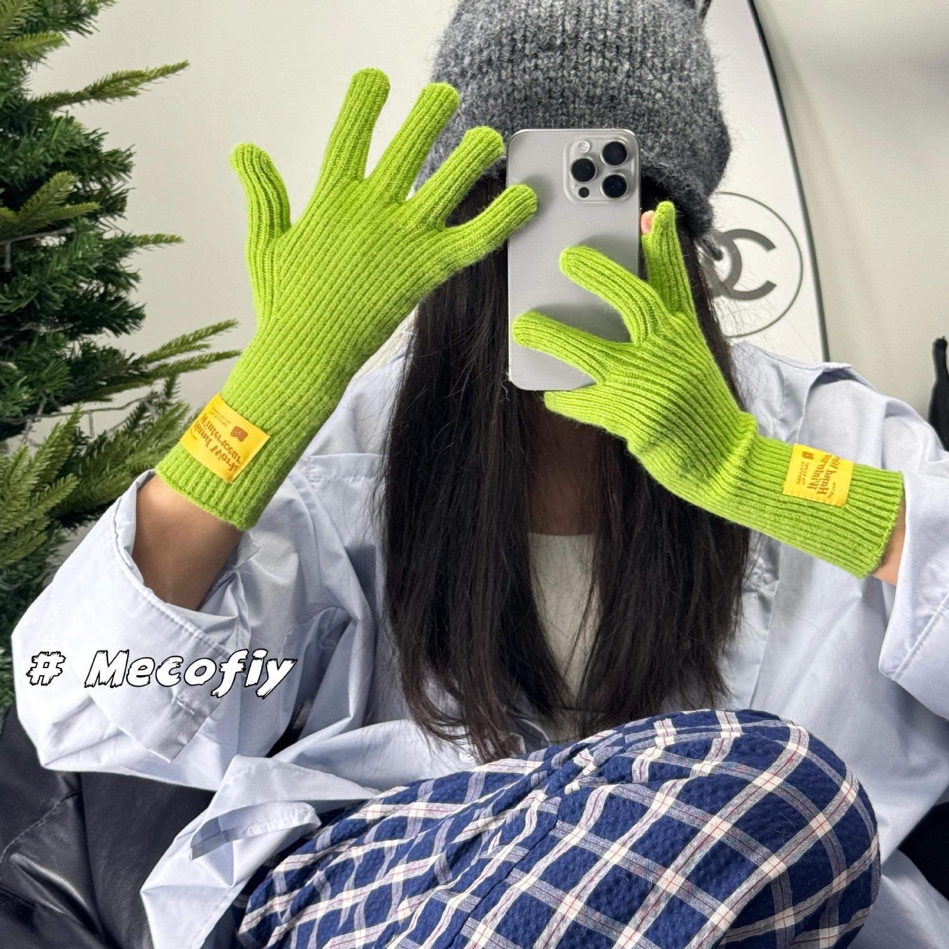 2026 new solid-color knitted gloves, featuring a cute design, five-finger warmth, extended wrist protection, touchscreen compatibility for autumn an