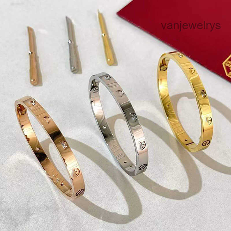 Luxury jewelry designer bracelet for women Classic stylish exquisite and elegant simple and romantic The ideal gift for Valentine Day and weddings G