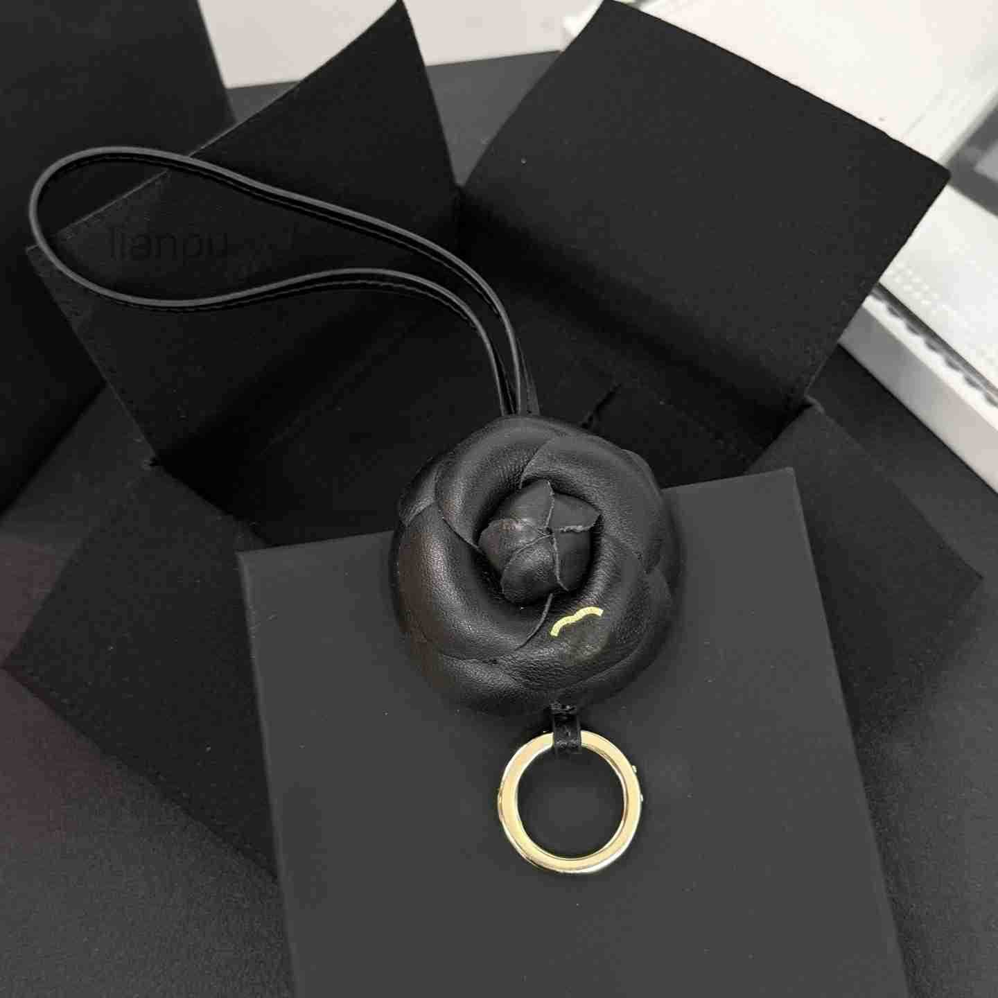 CC Camellia Leather Luxury Bag Charm Keychain High Quality Black Leather Flower Pendant Women Handbag Decor Car Key Ring Elegant Designer Accessory