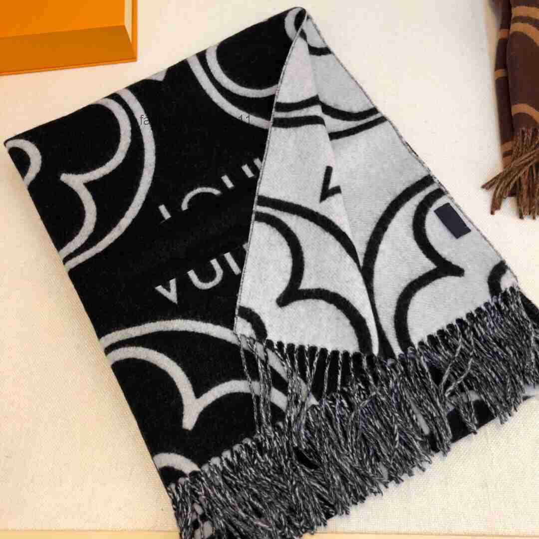 Luxury designer scarf classic printed cashmere thickened neck warmer new winter style fashionable mens scarf unisex warm retro shawl scarf Christmas