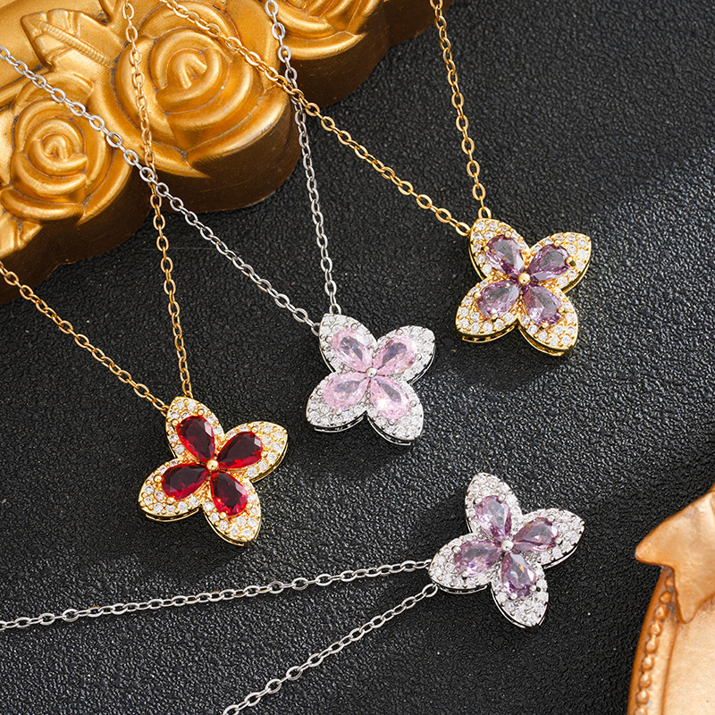 Copper-plated, inlaid with exquisite lucky green four-leaf clover pendant, fashionable and versatile necklace for women, perfect as a Valentine'