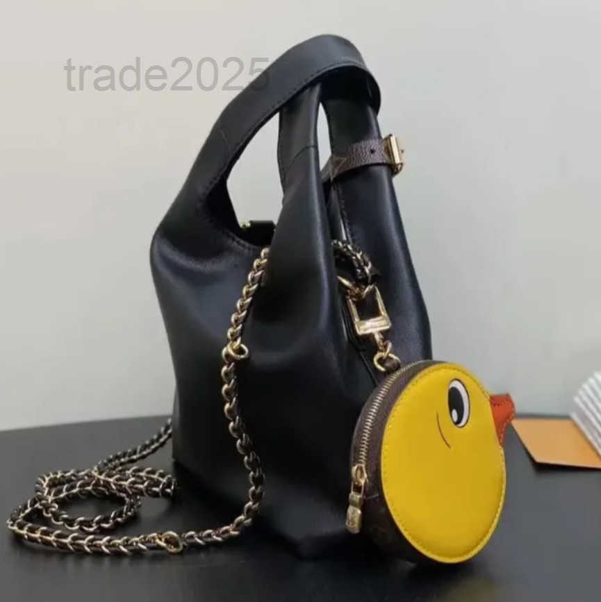 Trendy French style Keychains pouch Cute little yellow duck coin purse Designer Keychains Grain Leather Wallets Back with letter flowers Charm for H