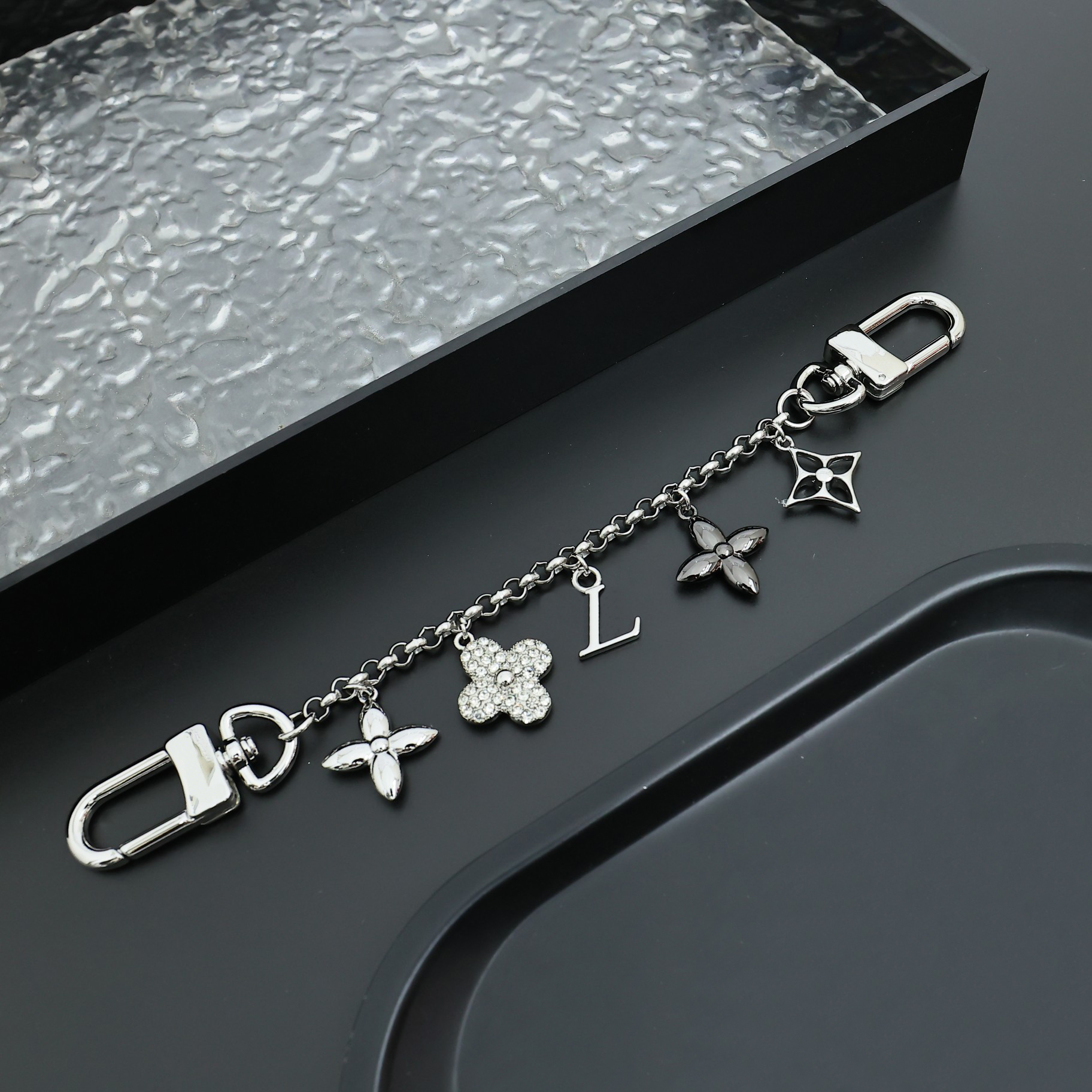 Fashionable Silver Plated Designer Clover Letter Pendant Keychain Exquisite High End Gift Suitable For Daily Decoration With Pendants