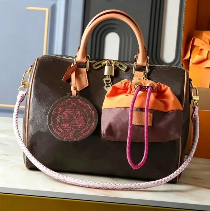 M28522 12A Women Boston Pillow Neon Wave 30CM Shoulder bag Designer Weekend bag tote crossbody bag Boho Soft 30 handbags Pillow bags Brown