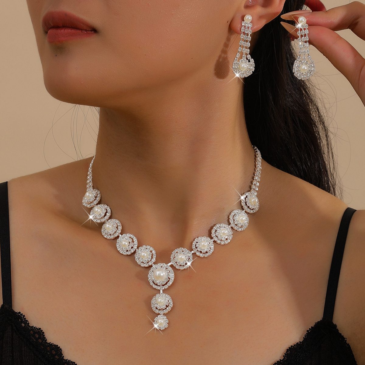 Hot-selling V-shaped bridal pearl claw chain necklace diamond-studded, lightweight, luxurious wedding earrings a two-piece set, popular in Europe an