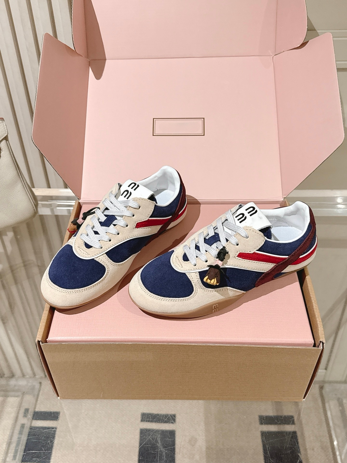 Designer Ladies Vintage Training Shoes Soft Rubber Sole Comfortable Flat Sneakers Contrast Color Stitching Lace Up Outdoor Walking Shoes With Decora