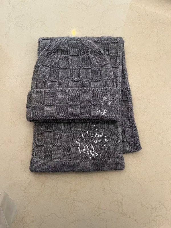2025 Winter warm scarf suit hat plaid knit hat scarf suit autumn fashion high street style couple bean dot scarf designer scarf hat