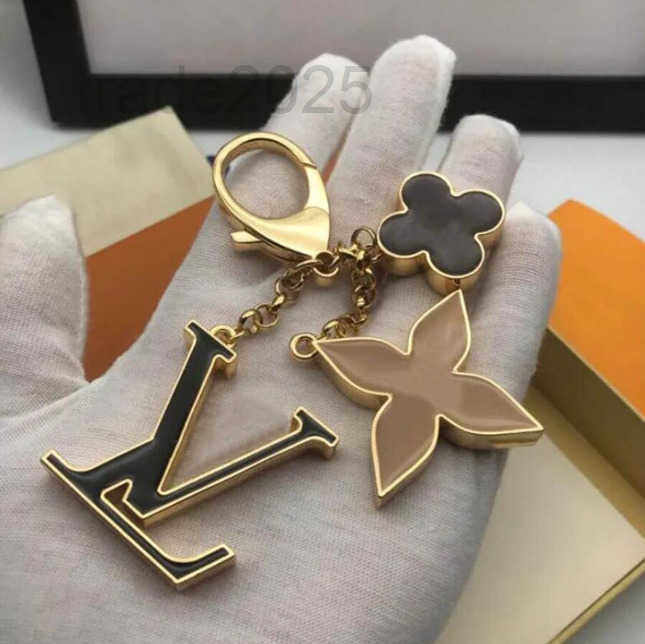 Elegant Charming Flower-Shaped Metal Key Chain Designer keychain Chic French Style Bag Charm Auto Accessory perfect Christmas