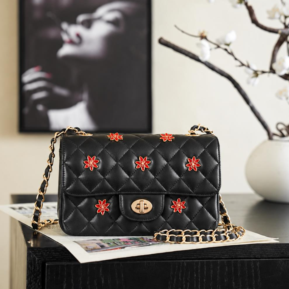 Quilted Flap Bag Refined Leather Floral Badge Chain Shoulder Crossbody Purse for Daily Commute Top-Tier Designer New Arrival