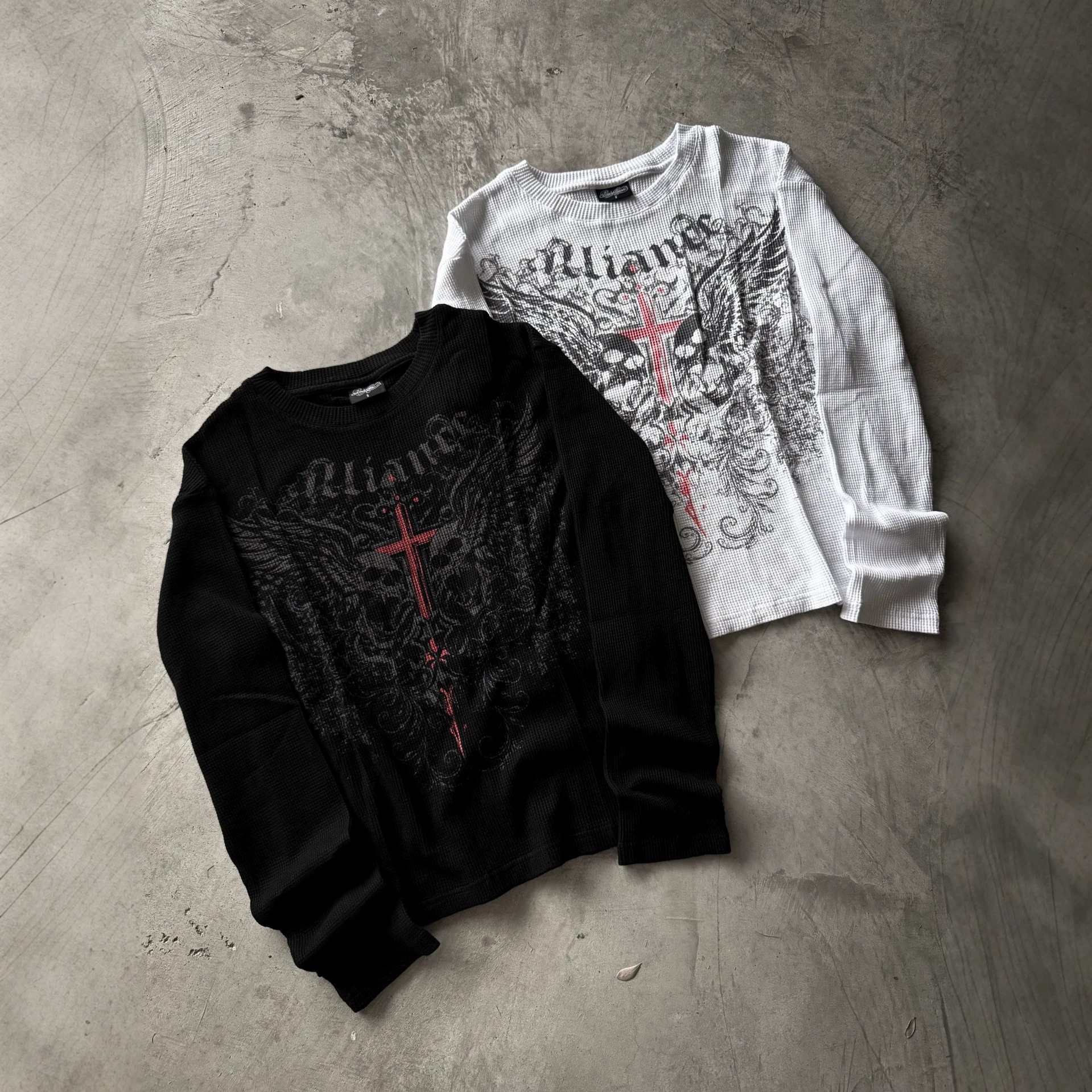 Vintage dark cross waffle knit long-sleeve top, American gothic skull and wing gradient print, slim-fit base layer 0a