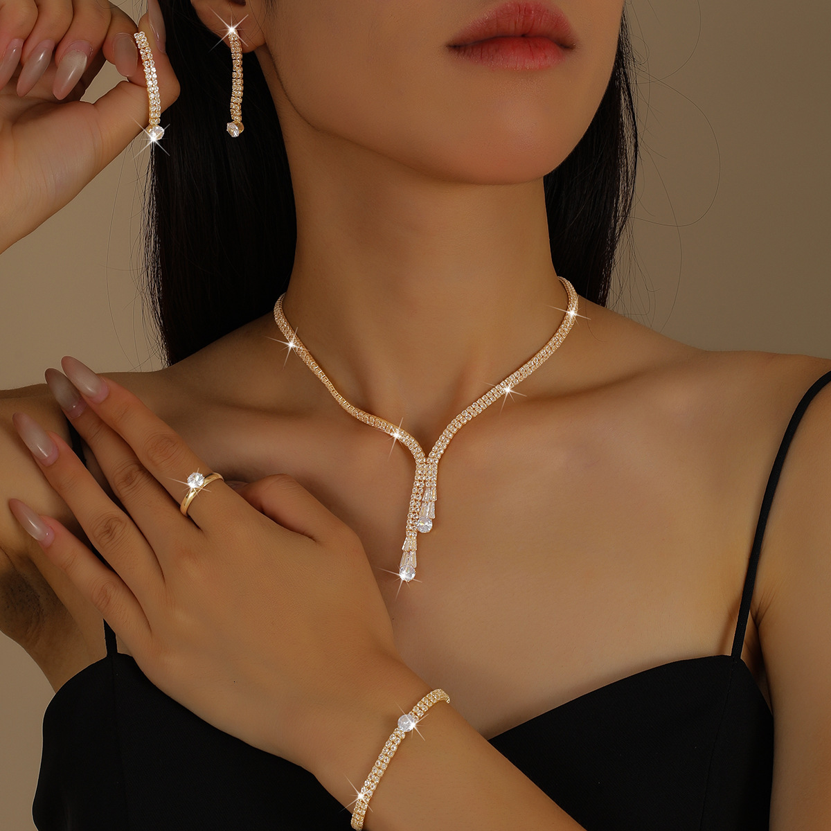 Wholesale supply: Four-piece set of simple clavicle exquisite claw chain, round zircon crystal earrings, necklace, bracelet, and ring