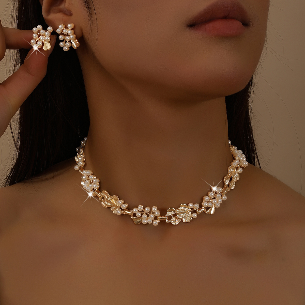 2026 Summer Hot-Selling Necklace: Apricot Leaf Pearl, Retro Brushed Finish, Court-Style, Vintage, and Light Luxury Two-Piece Set