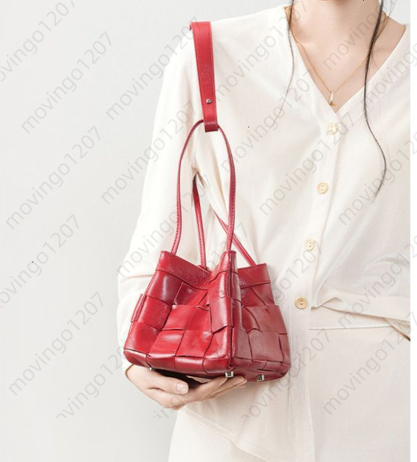 Designer Fashion Bucket Bags Yoga Crossbody Bag with Drawstring Closure Travel Gym Backpack Commuter Shoulder Zipper Handbag Tote Textured Women