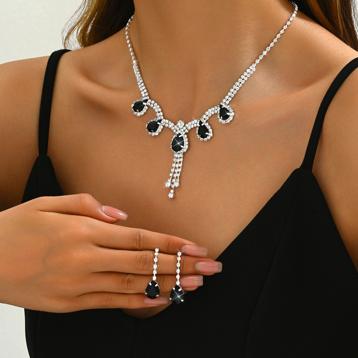 Water drop earrings set, vintage style, fashionable, lightweight, luxurious, clavicle chain, popular among influencers, elegant and versatile neckla