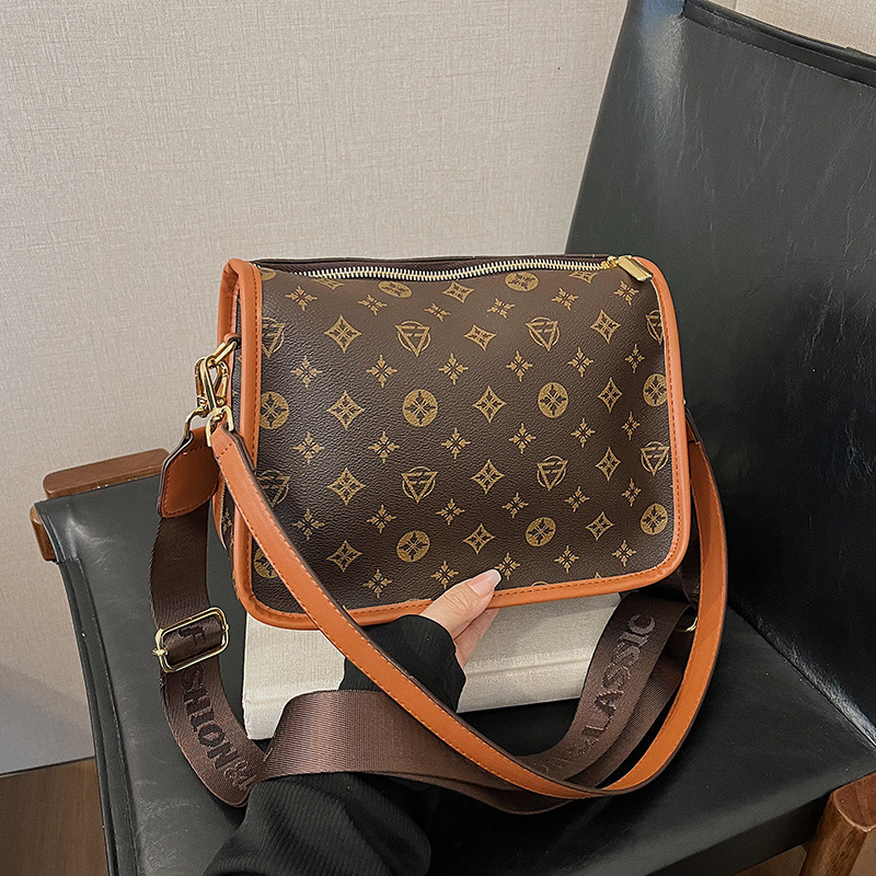 Luxury Brand Designer's 2026 New Style Retro Light Luxury Large Capacity Shoulder Bag With Wide Shoulder Strap And Fashionable Crossbody Design