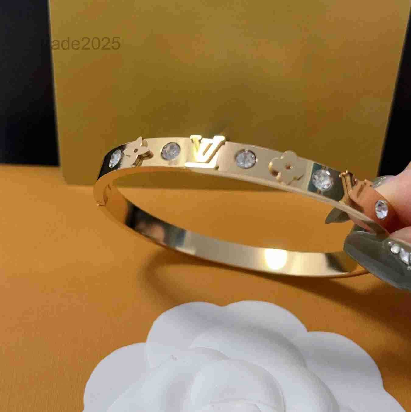 Fashion Flower Crystal Bracelets Bangle Classic Designer Bracelets Gold Bracelets for women And Girls Wedding Accessories