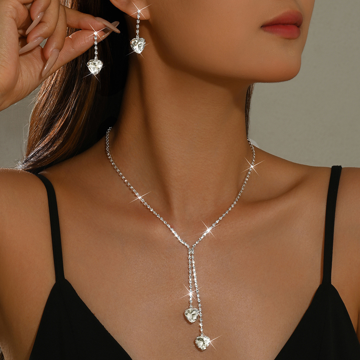 Yiwu wholesale: simple, Japanese Korean style, heart-shaped, sparkling, full-of-rhinestones wedding claw chain, rhinestone evening set, including ne