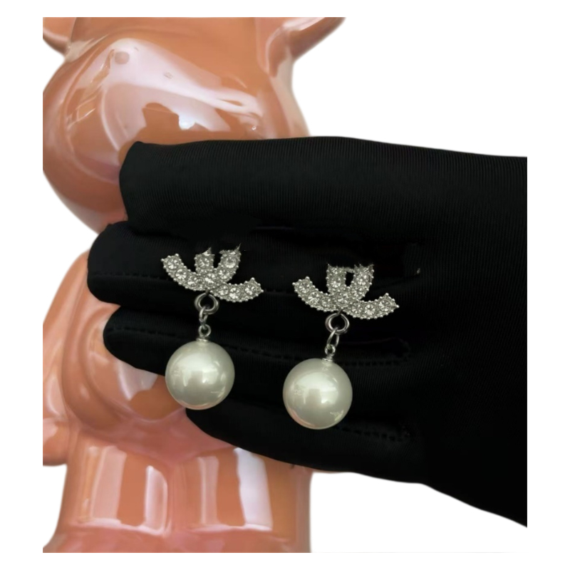 Earrings Designer For Women Luxury Cc Jewelry Pearl Design Diamond Earring High Quality Studs Exquisite Versatile Style Designers Jewellery Hundred
