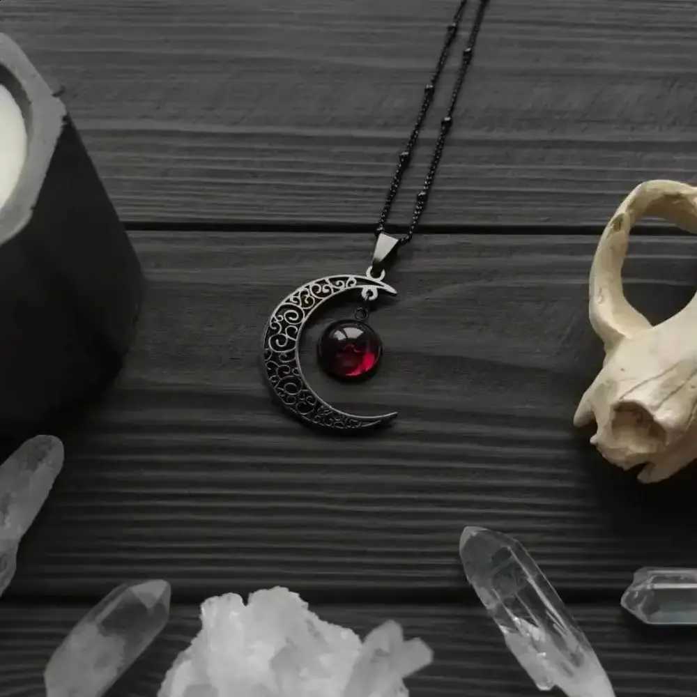 New Simple Gothic Crescent Moon Necklace Dark Style Red Moon Punk Pendant Wiccan Amulet Half Moon Jewelry Women's Party Favors Q260916