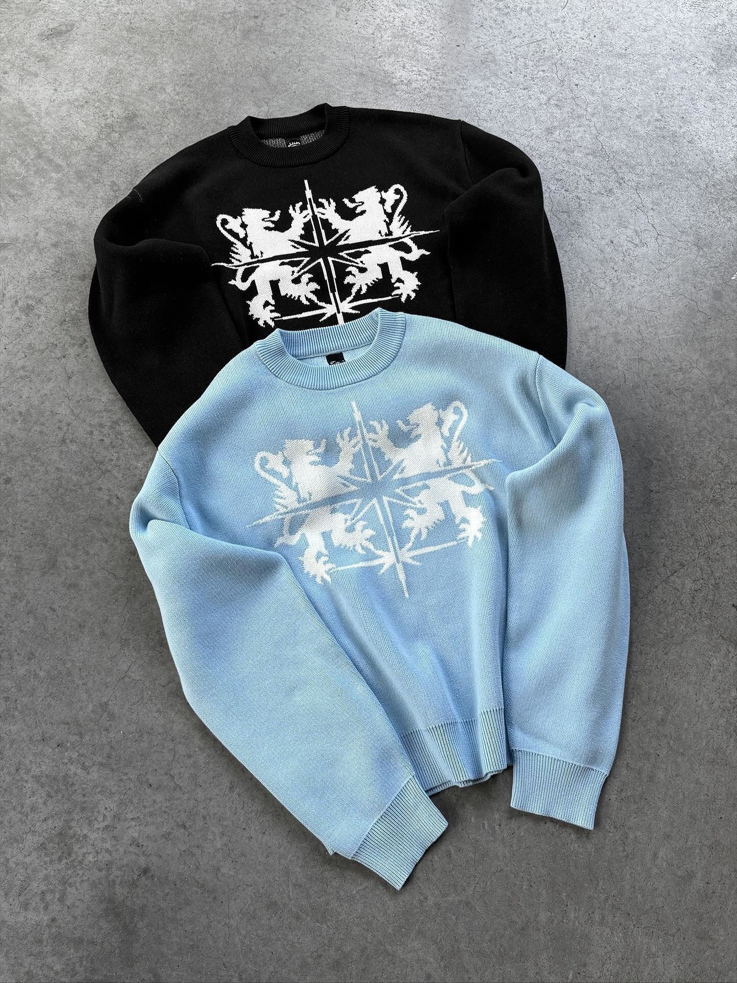 Cross-border knitted top, light sky blue base, double lion starburst logo jacquard, loose fit, short length, dropped shoulder sweater B 95
