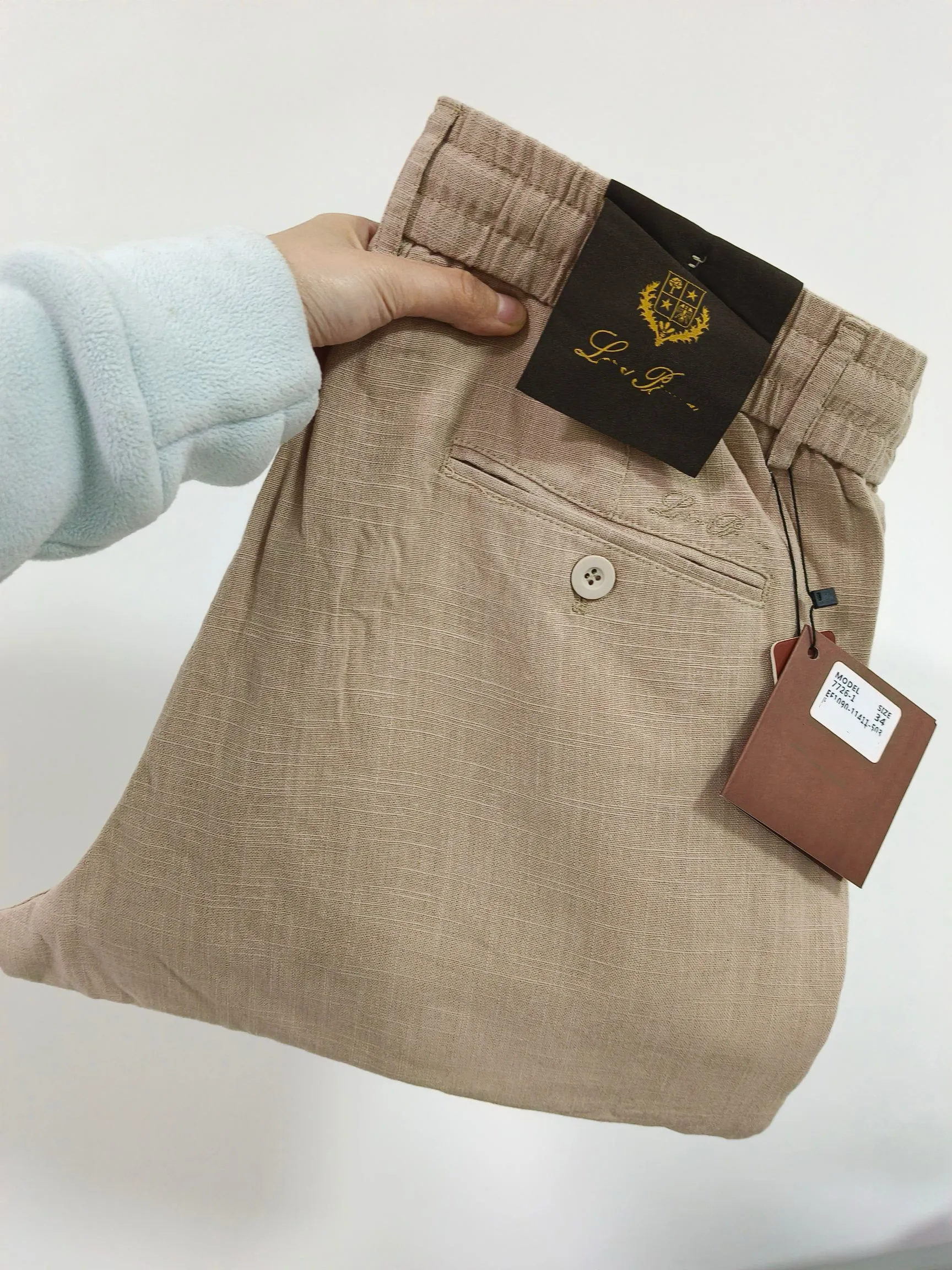 Designer vrijetijdsbroek voor heren, gemaakt van lichtgewicht linnen voor de zomer, voor comfort en ademend vermogen. Dit is een vrijetijdsbroek van