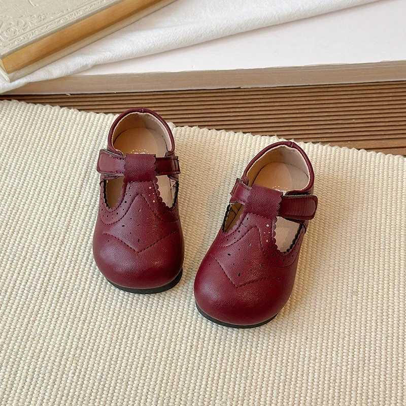 Spring Autumn Children Flat Shoes New T-strap Outdoor Girls Hollow-out Leather Shoes Causal Kids School Mary Jane Shoes Non-slip Q260916