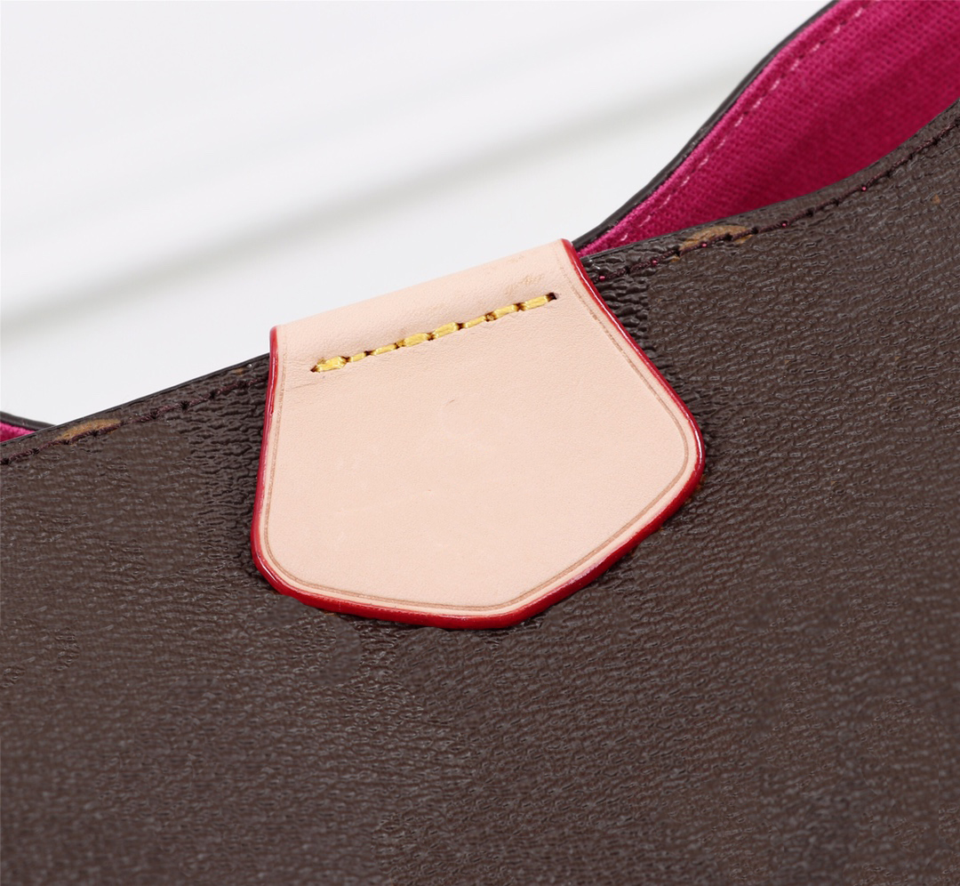 Sacs à bandoulière et sacs à main de luxe de créateurs. Le corps du sac léger et spacieux est associé à de superbes poignées en relief.