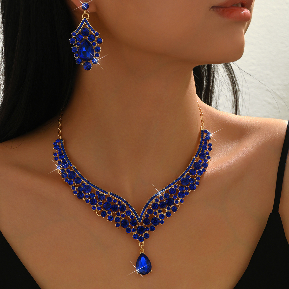 Pinduoduo offers wholesale prices on extravagant necklace sets, luxurious crystal jewelry, and elegant accessories for formal occasions, directly fr
