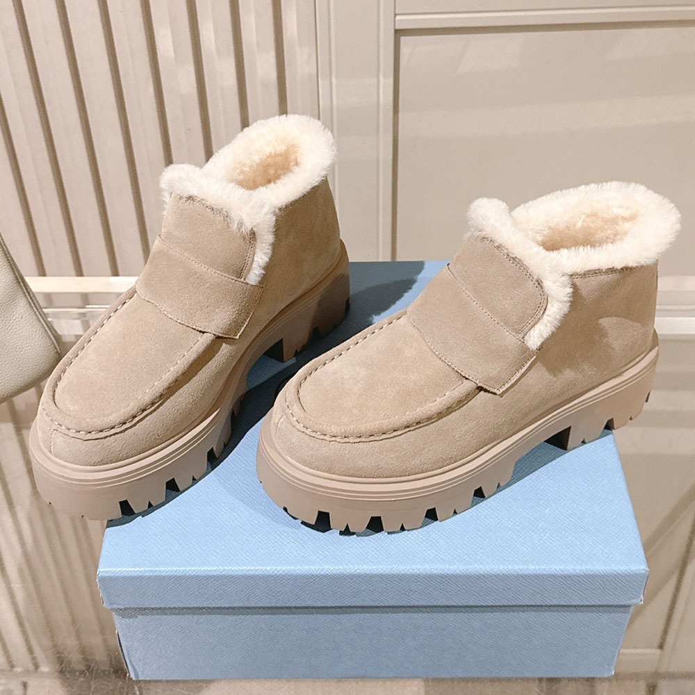 Womens Designer Suede Snow Boot Luxury Ankle Boot Enameled Metal Logo Casual Ski Boot Warm Comfort Autumn Winter Boots Shearling Lining Rubber Outso
