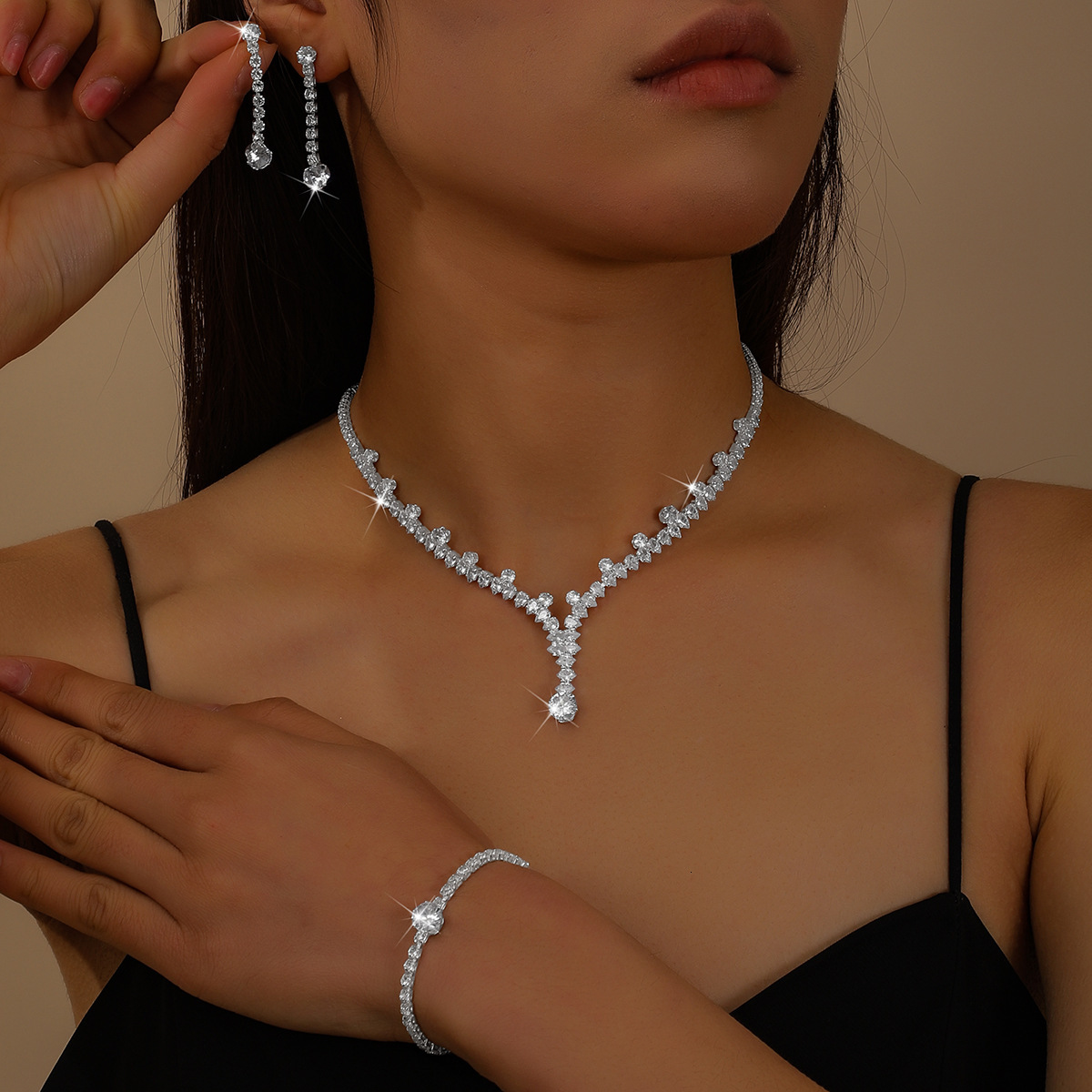 Luxury clavicle chain, high-end dress set, hot-selling, sparkling teardrop earrings, necklace, and bracelet, with a unique design